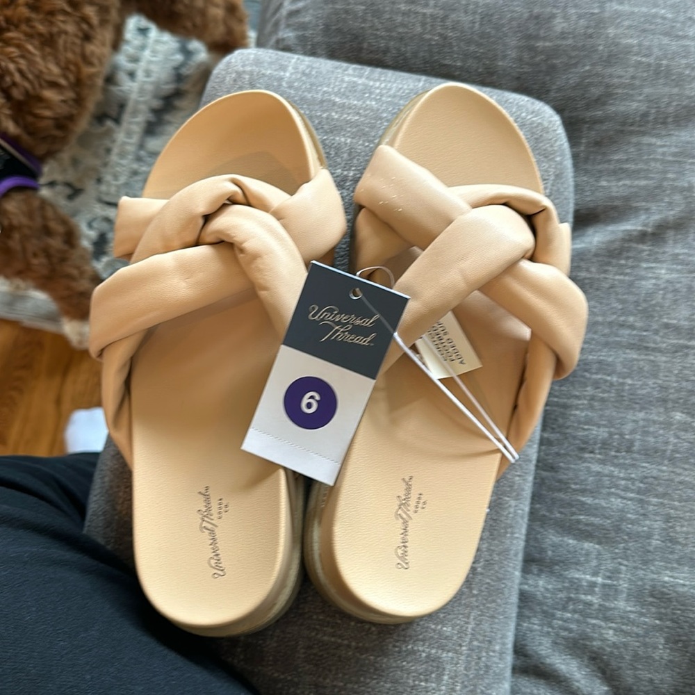 Cute little flat sandals. Great for summer!!!